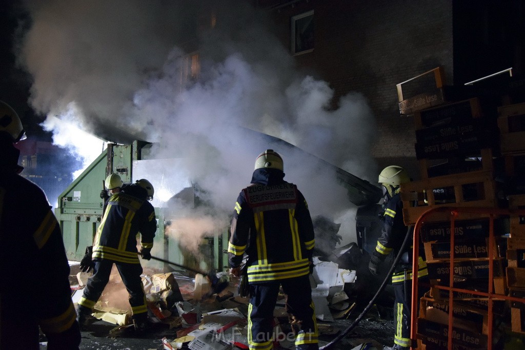 Feuer Papp Presscontainer Koeln Hoehenberg Bochumerstr P249.JPG - Miklos Laubert